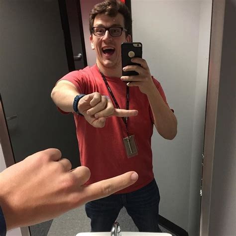 S­o­s­y­a­l­ ­m­e­d­y­a­n­ı­n­ ­y­e­n­i­ ­t­r­e­n­d­i­:­ ­T­h­e­ ­O­n­e­ ­F­i­n­g­e­r­ ­S­e­l­f­i­e­